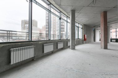 Gri renklerle süslenmemiş boş bir ticari ofis binası. Açık uzay ofisi.