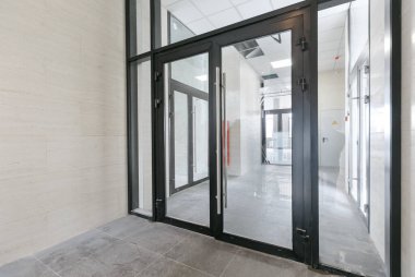 Gri renklerle süslenmemiş boş bir ticari ofis binası. Açık uzay ofisi.