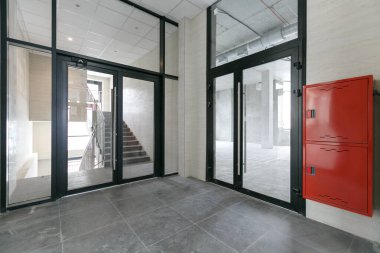 Gri renklerle süslenmemiş boş bir ticari ofis binası. Açık uzay ofisi.