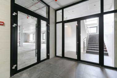 Gri renklerle süslenmemiş boş bir ticari ofis binası. Açık uzay ofisi.