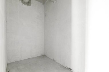 Gri renklerle süslenmemiş boş bir ticari ofis binası. Açık uzay ofisi.