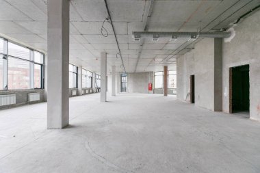 Gri renklerle süslenmemiş boş bir ticari ofis binası. Açık uzay ofisi.