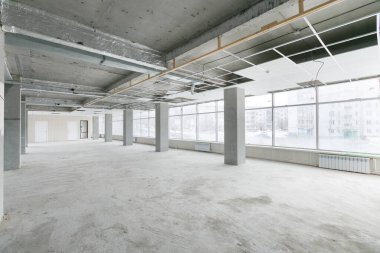 Gri renklerle süslenmemiş boş bir ticari ofis binası. Açık uzay ofisi.