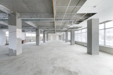 Gri renklerle süslenmemiş boş bir ticari ofis binası. Açık uzay ofisi.