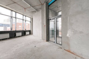 Gri renklerle süslenmemiş boş bir ticari ofis binası. Açık uzay ofisi.