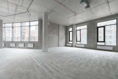 Gri renklerle süslenmemiş boş bir ticari ofis binası. Açık uzay ofisi.