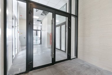 Gri renklerle süslenmemiş boş bir ticari ofis binası. Açık uzay ofisi.
