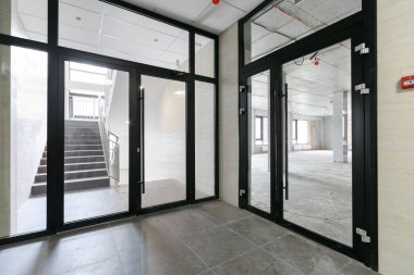 Gri renklerle süslenmemiş boş bir ticari ofis binası. Açık uzay ofisi.