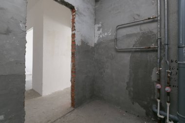 Dairenin içi bembeyaz renklerle süslenmemiş.