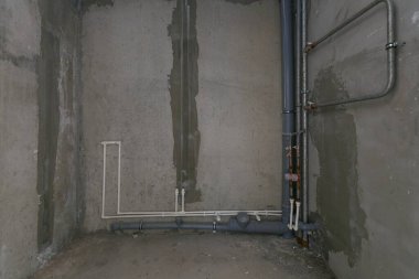 Dairenin içi bembeyaz renklerle süslenmemiş.