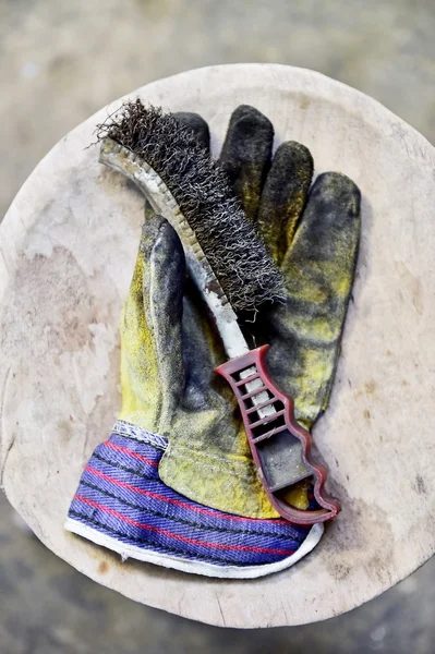 ワイヤー ブラシを保持する労働者のグローブ — ストック写真