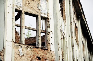 Yıkılan bina mermi izleri