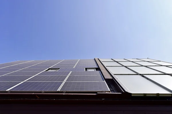 Förnybar energi solceller taket — Stockfoto