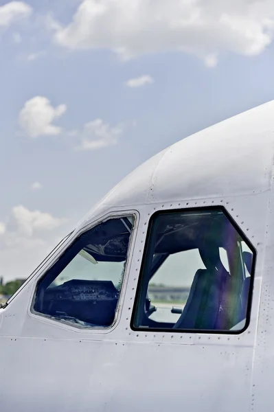 Pilot cockpit seen from outside airplane — Stock Photo, Image