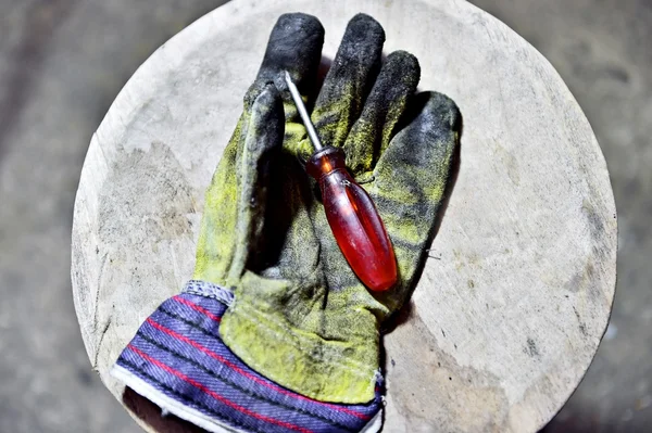 Arbeiter-Handschuh mit Schraubenzieher — Stockfoto