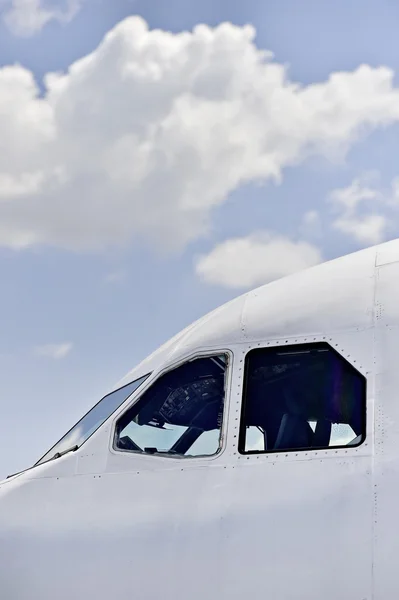 Pilot cockpit seen from outside airplane — Stock Photo, Image