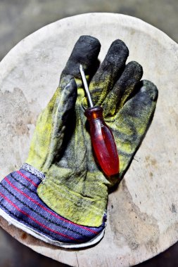 İşçi eldiven tutarak tornavida