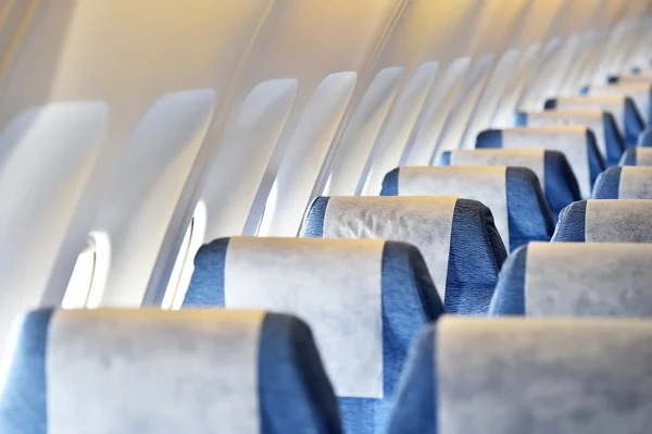 Assentos vazios de avião azul — Fotografia de Stock