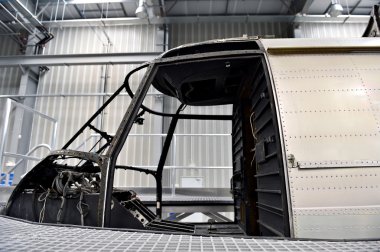 Fabrika içinde helikopter onarım