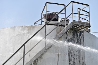 İtfaiye su jeti büyük depolama tankı üzerinde
