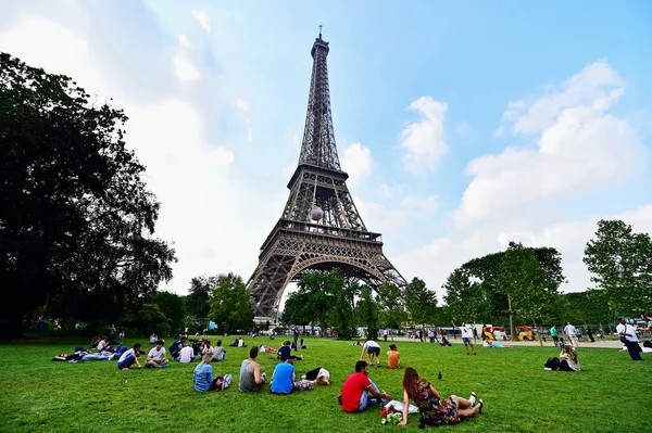 Riesenfußballball während der Uefa am Eiffelturm aufgehängt — Stockfoto