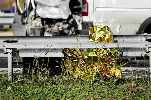 Lámina de supervivencia vista en una escena de accidente de coche — Foto de Stock