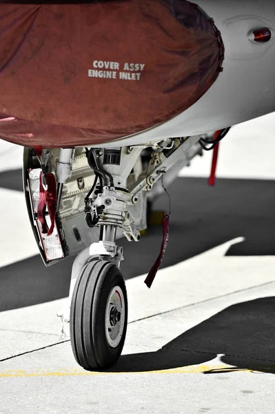 F16 aircraft detail with landing gear — Stock Photo, Image