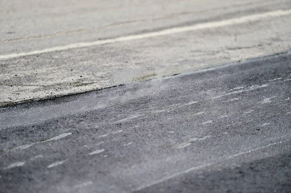 Asfalto de pavimentação com rolo de aço — Fotografia de Stock