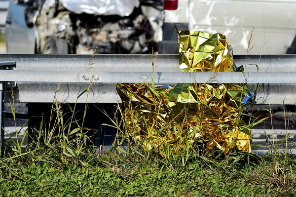 Lámina de supervivencia vista en una escena de accidente de coche — Foto de Stock