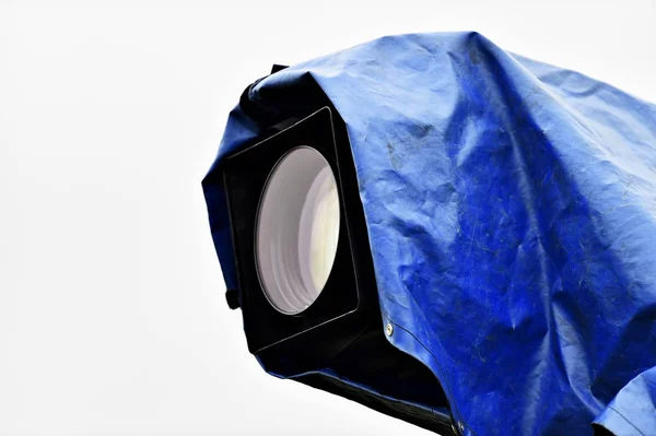 电视摄像机配蓝色防雨罩 — 图库照片