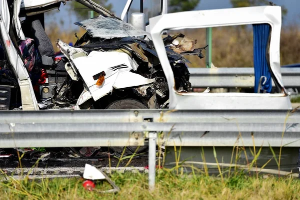 Detalle accidente de coche con furgoneta dañada — Foto de Stock