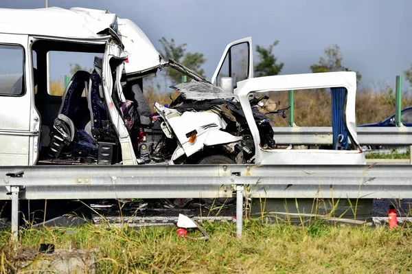 Detalle accidente de coche con furgoneta dañada — Foto de Stock