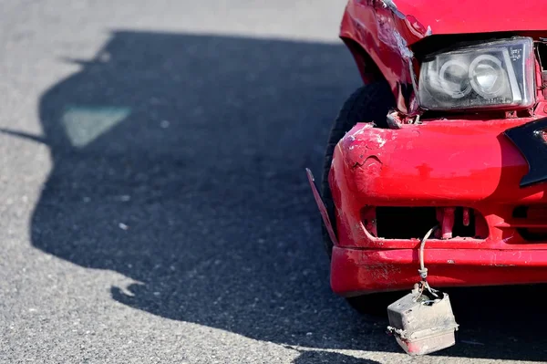 Detail eines Autounfalls mit beschädigtem Auto — Stockfoto