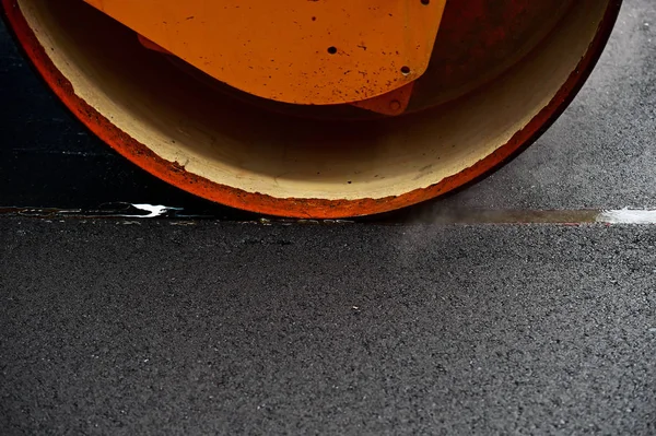 Pavage d'asphalte avec un rouleau de roue en acier — Photo