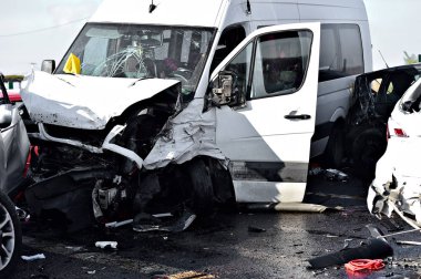 Araba kazasında ayrıntı ile hasarlı otomobil