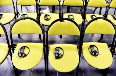 Bir sandalye kulaklıktan çeviri