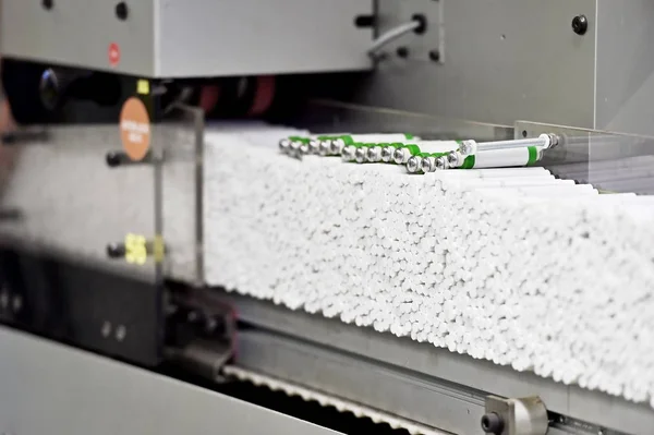 Sigara üretim hattı üzerinde