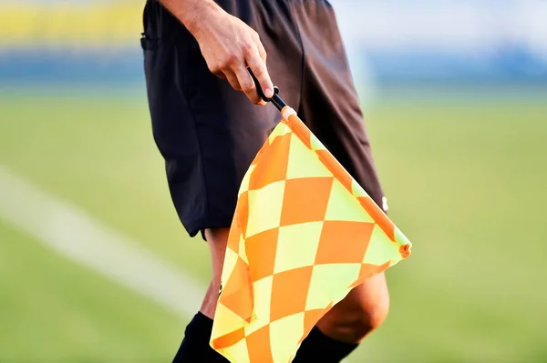 Arbitro di calcio con bandiera offside — Foto Stock