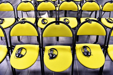 Bir sandalye kulaklıktan çeviri