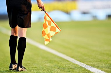 Yan çizgisi üzerinde yardımcı hakem