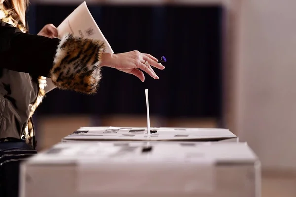 Porter un vote dans l'urne — Photo