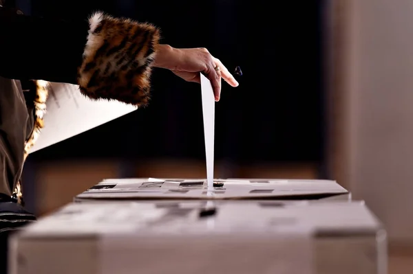 Mão lançando um voto na urna — Fotografia de Stock