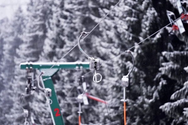 Kabel prázdné lyžařského vleku v lyžařském středisku — Stock fotografie