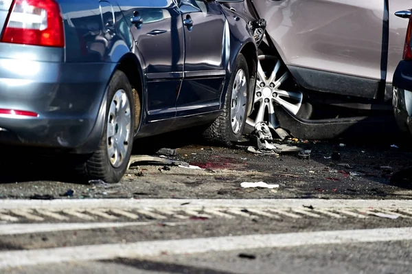Auto nach Autounfall beschädigt lizenzfreie Stockfotos