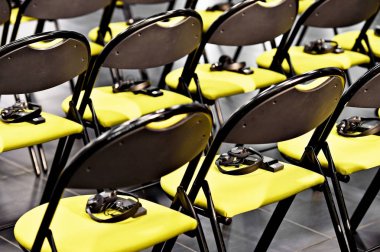 Sandalye kulaklıktan çeviri