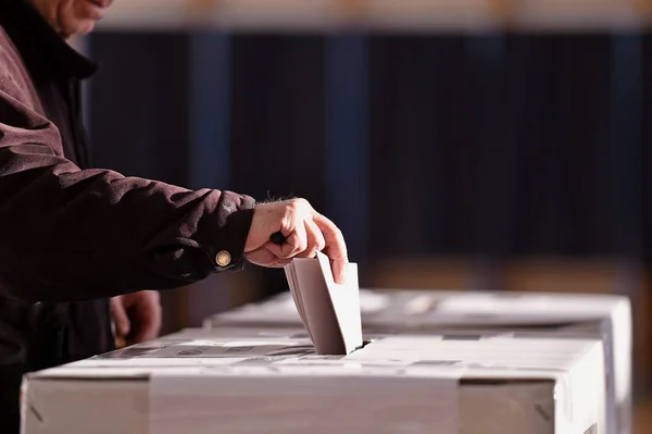 Person, die ihre Stimme an die Wahlurne gibt — Stockfoto