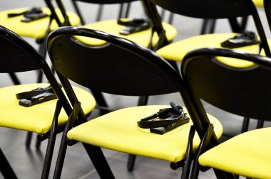 Bir sandalye kulaklıktan çeviri