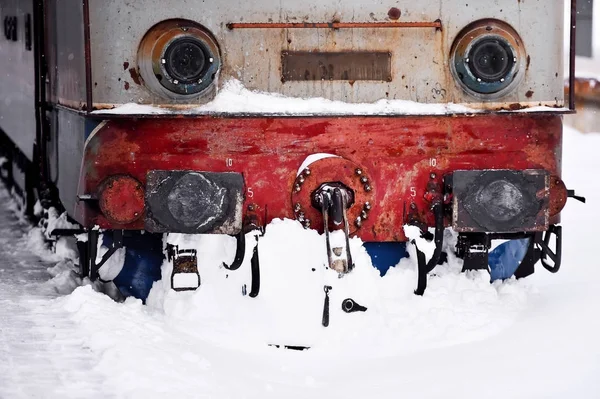 Vieja locomotora de tren atrapada en la nieve — Foto de Stock