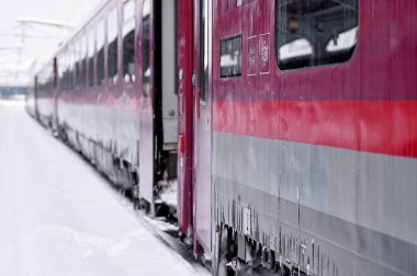 Tren istasyonunda kar yağışı sonra