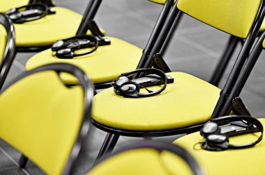 Bir sandalye kulaklıktan çeviri